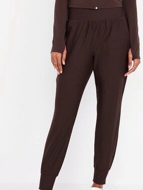 High-Waisted
PowerSoft Pocket
Joggers